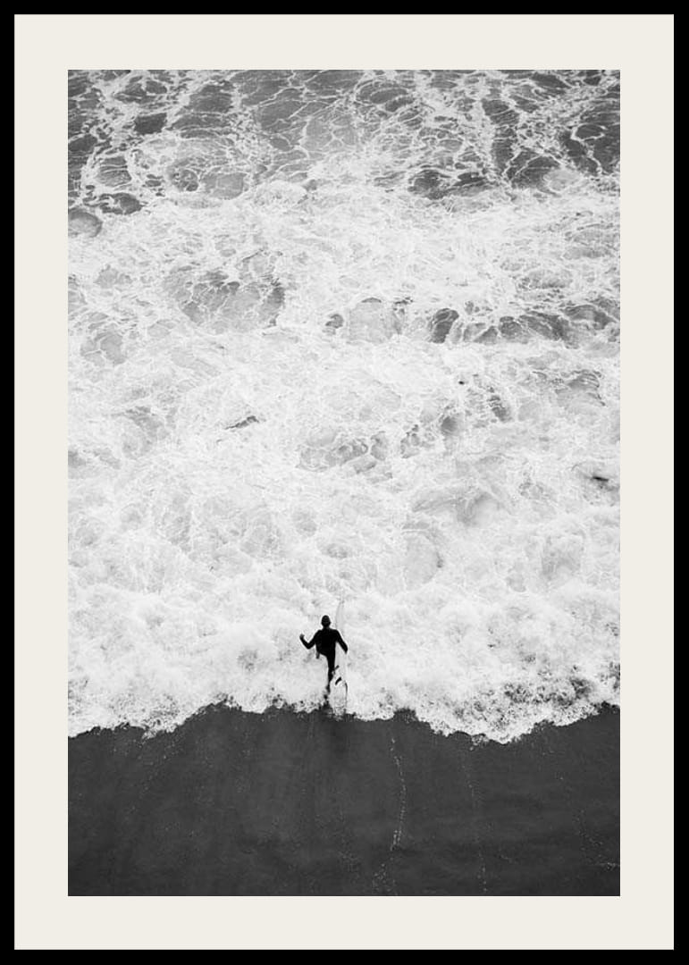 Svartvitt foto av person som springer mot vågigt hav-12