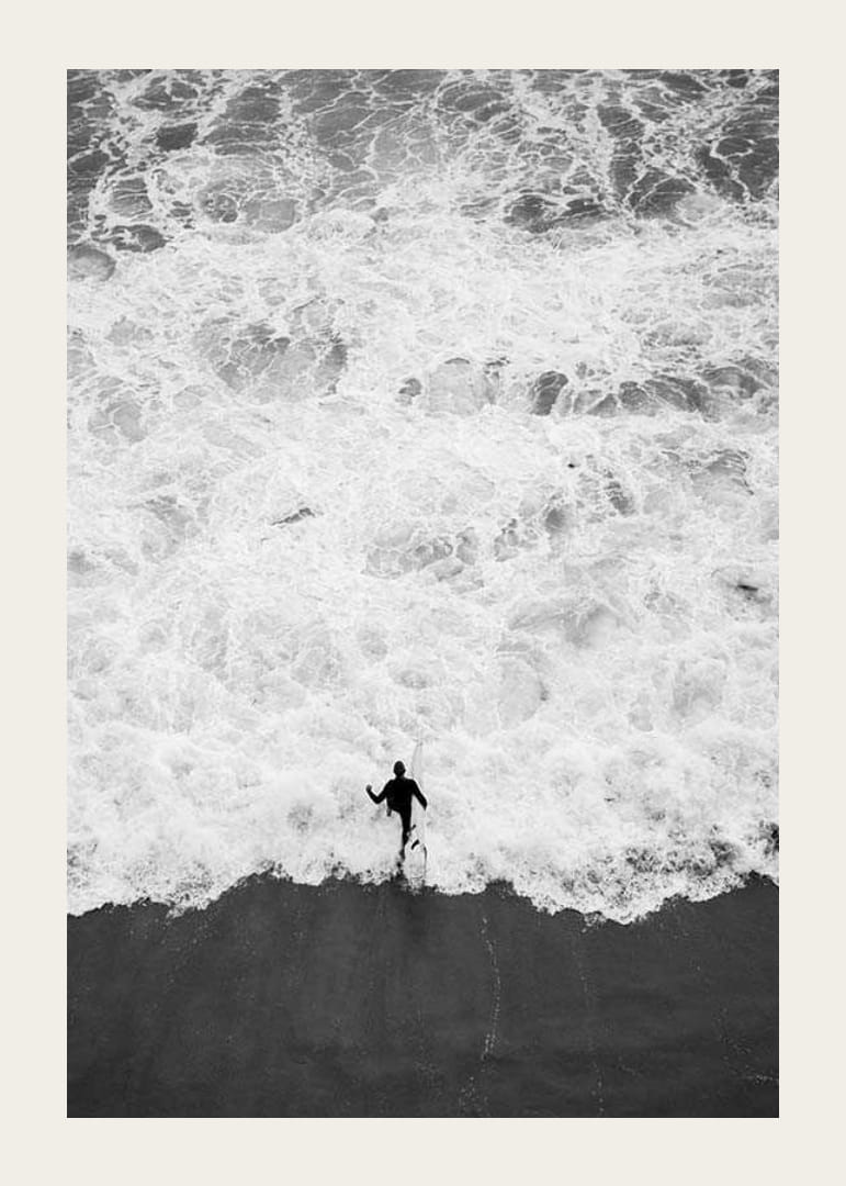 Svartvitt foto av person som springer mot vågigt hav-12