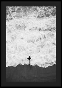 Svartvitt foto av person som springer mot vågigt hav-4