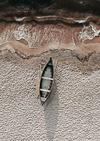 Fotografi av träroddbåt på ljus sandstrand vid havet-7