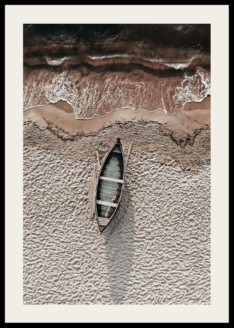 Fotografi av träroddbåt på ljus sandstrand vid havet-12