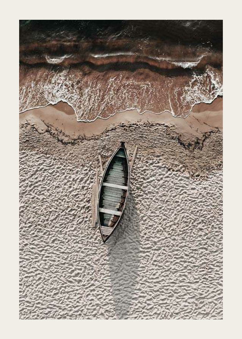 Fotografi av träroddbåt på ljus sandstrand vid havet-12