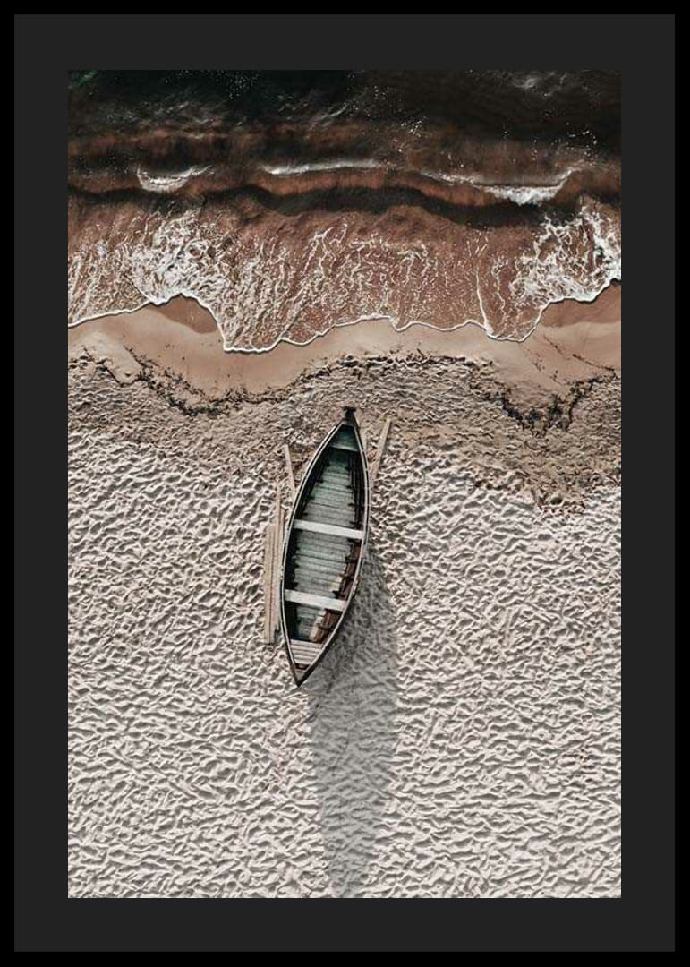 Fotografi av träroddbåt på ljus sandstrand vid havet-12