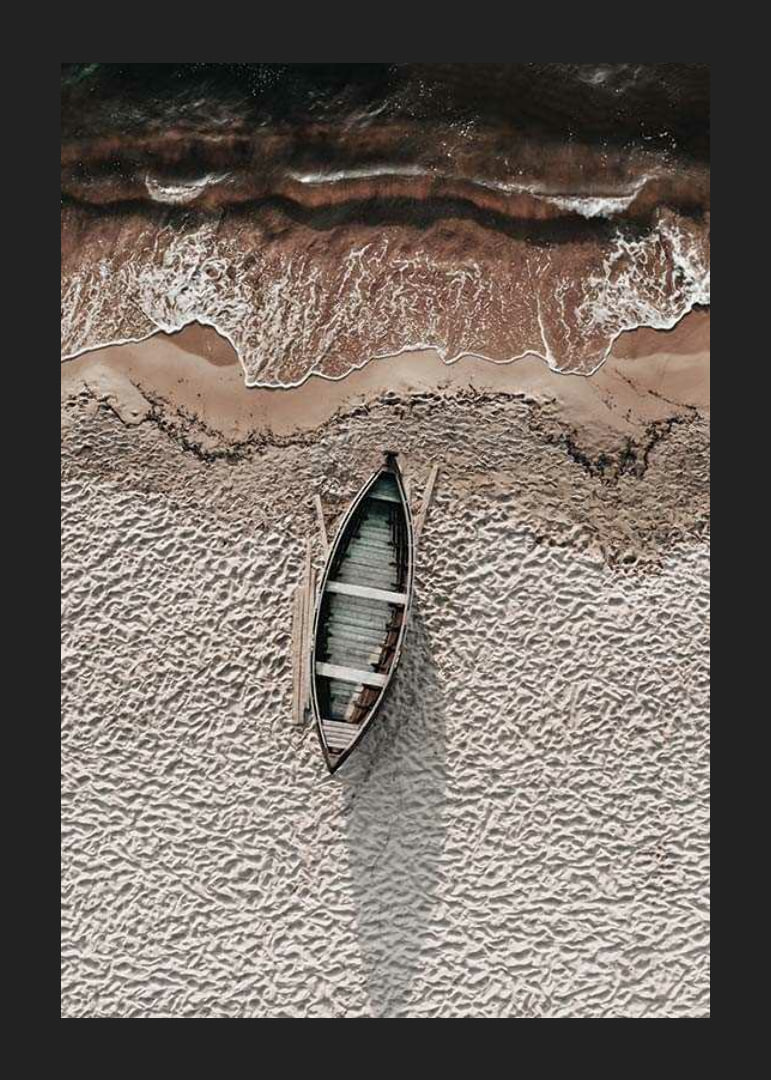 Fotografi av träroddbåt på ljus sandstrand vid havet-12