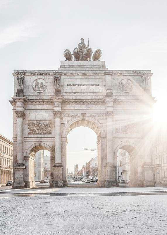 Fotografi av Siegestor i München med mjukt morgonljus-12