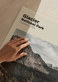 Fotografiskt landskap med tallar och berg i Glacier National Park-3