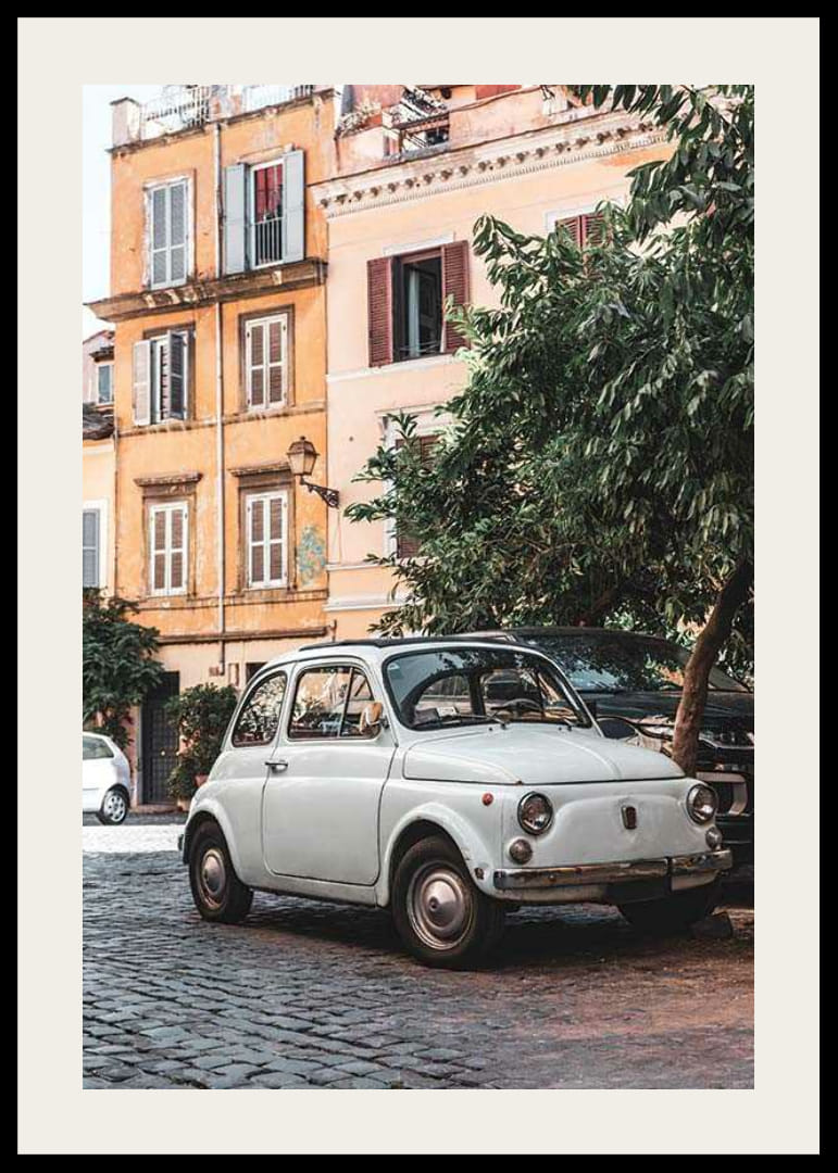 Foto eines weißen italienischen Oldtimers auf einer Kopfsteinpflasterstraße-12
