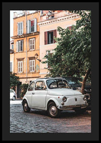 Fotografi av vit italiensk vintagebil på kullerstensgata-4