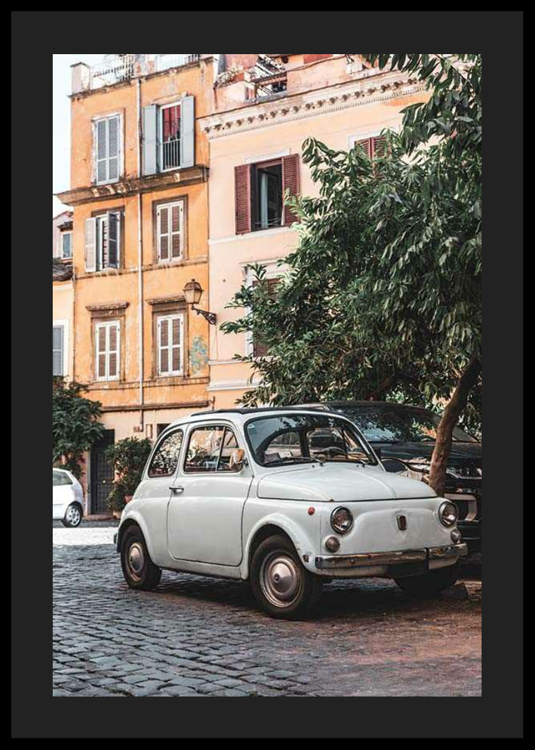 Foto eines weißen italienischen Oldtimers auf einer Kopfsteinpflasterstraße-12