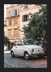 Fotografi av vit italiensk vintagebil på kullerstensgata-5
