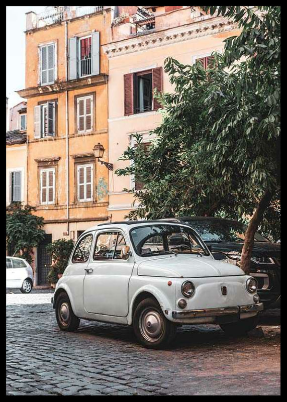 Fotografi av vit italiensk vintagebil på kullerstensgata-12