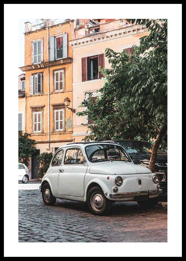 Fotografi av vit italiensk vintagebil på kullerstensgata-12