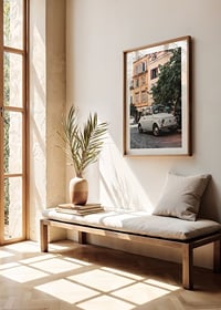 Fotografi av vit italiensk vintagebil på kullerstensgata-8
