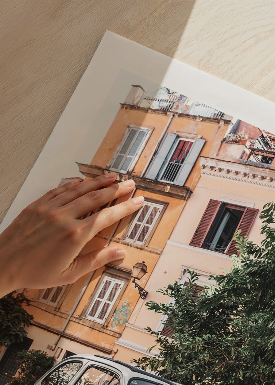 Fotografi av vit italiensk vintagebil på kullerstensgata-12