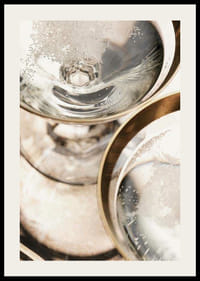 Gros plan de deux verres à champagne avec des bulles et un bord doré-2