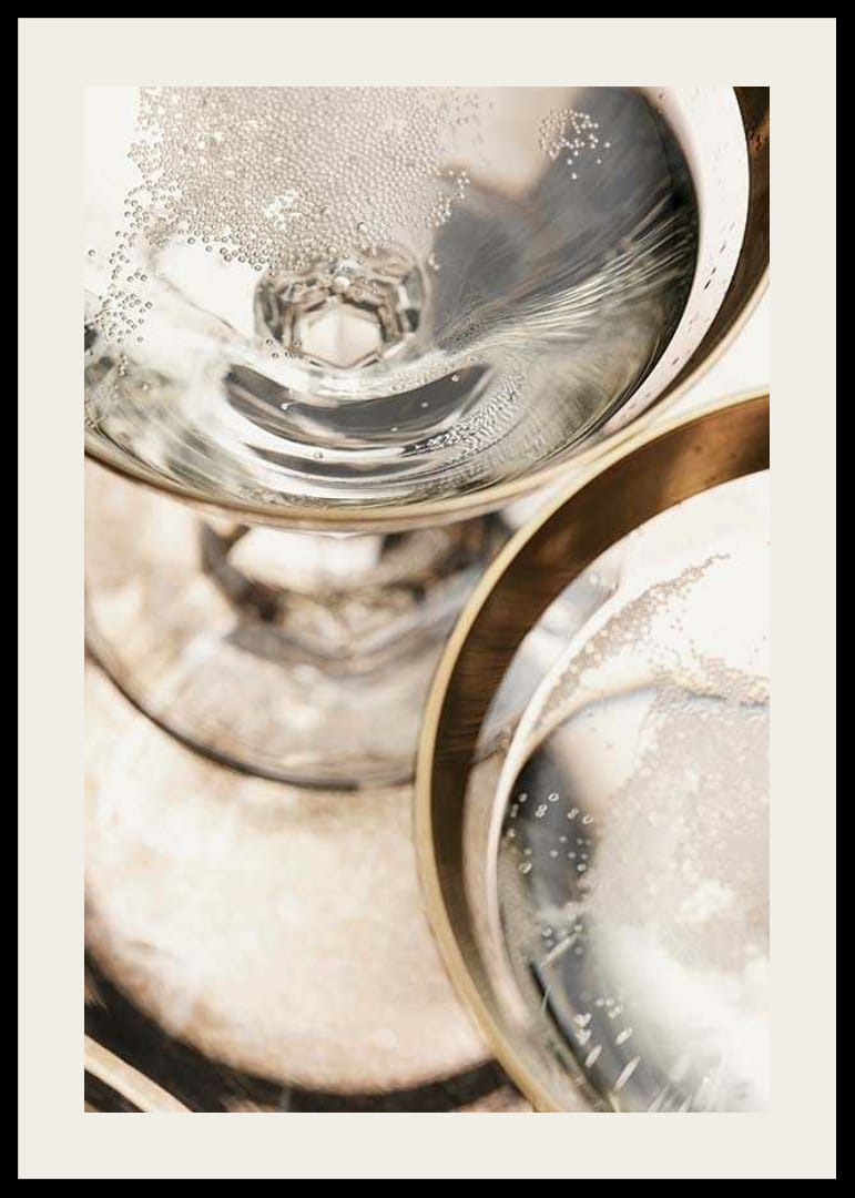Gros plan de deux verres à champagne avec des bulles et un bord doré-12