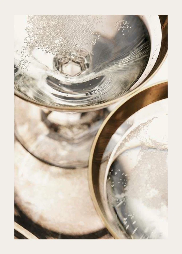 Närbild av två champagneglas med bubblor och guldkant-12