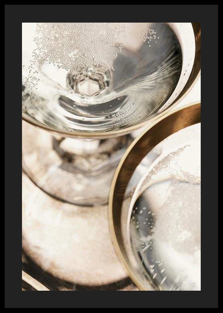 Närbild av två champagneglas med bubblor och guldkant-12
