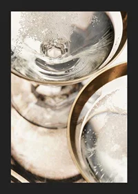 Närbild av två champagneglas med bubblor och guldkant-5