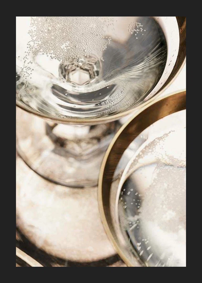Närbild av två champagneglas med bubblor och guldkant-12