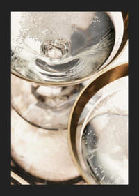 Gros plan de deux verres à champagne avec des bulles et un bord doré-5