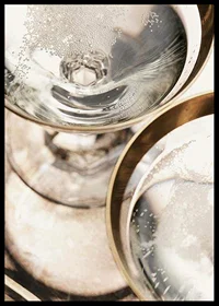 Närbild av två champagneglas med bubblor och guldkant-6