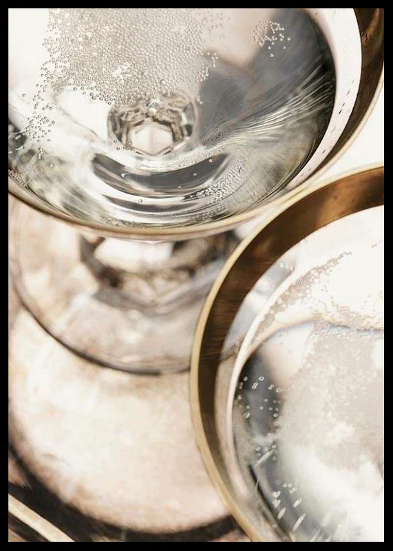 Närbild av två champagneglas med bubblor och guldkant-12