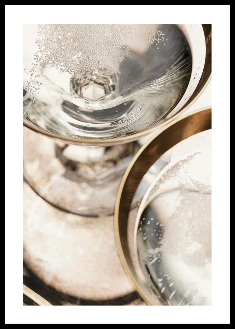 Närbild av två champagneglas med bubblor och guldkant-12