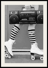 Čiernobiela fotografia nôh v kolieskových korčuliach a pruhovaných ponožkách-2