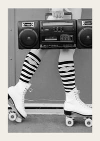 Čiernobiela fotografia nôh v kolieskových korčuliach a pruhovaných ponožkách-3