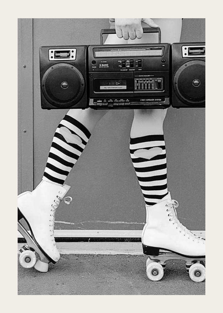 Čiernobiela fotografia nôh v kolieskových korčuliach a pruhovaných ponožkách-12
