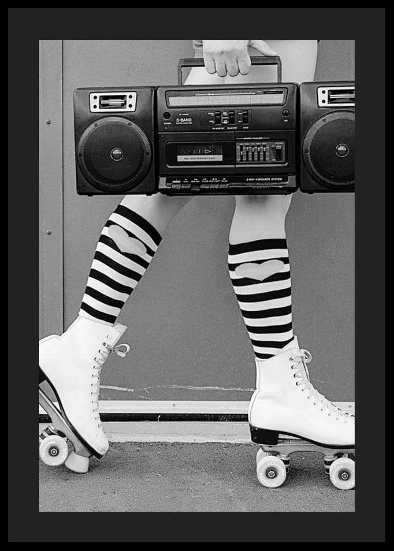 Čiernobiela fotografia nôh v kolieskových korčuliach a pruhovaných ponožkách-12