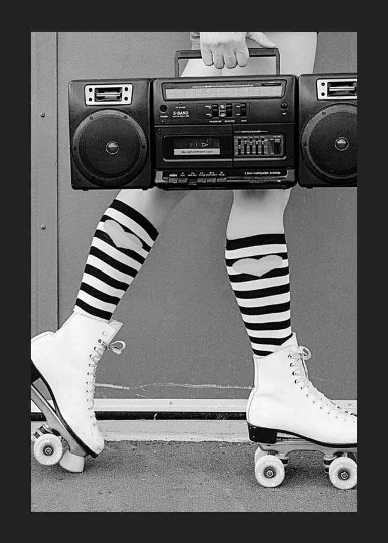 Čiernobiela fotografia nôh v kolieskových korčuliach a pruhovaných ponožkách-12