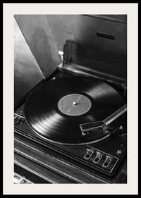 Svartvit närbild av klassisk vinylspelare med skiva-4