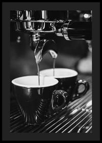 Svartvitt foto av espressomaskin med två kaffekoppar-0