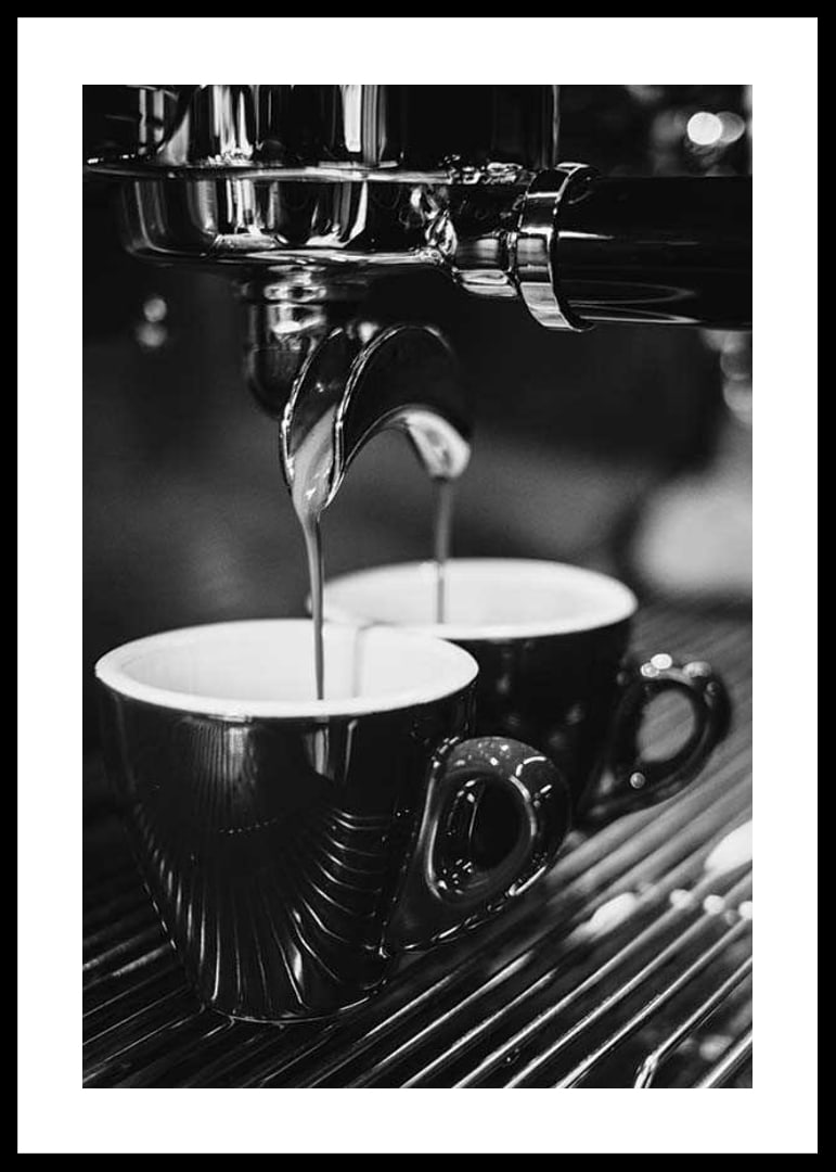 Schwarz-Weiß-Foto einer Espressomaschine mit zwei Kaffeetassen-12