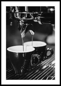 Svartvitt foto av espressomaskin med två kaffekoppar-2