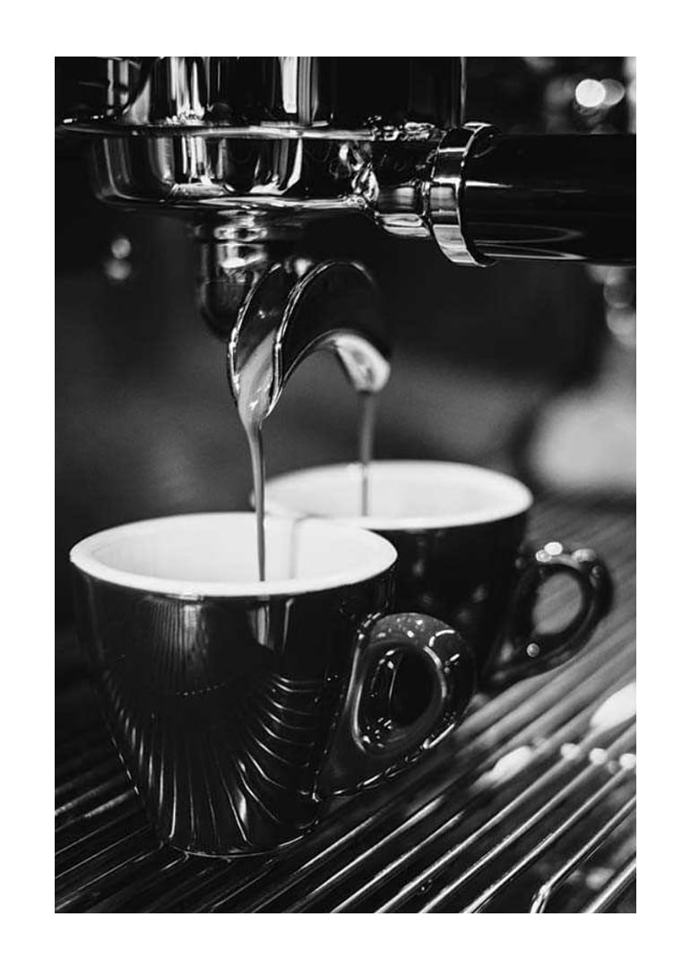 Svartvitt foto av espressomaskin med två kaffekoppar-12