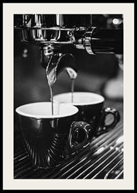 Schwarz-Weiß-Foto einer Espressomaschine mit zwei Kaffeetassen-4