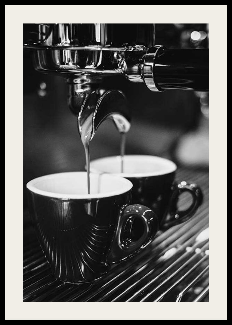 Schwarz-Weiß-Foto einer Espressomaschine mit zwei Kaffeetassen-12