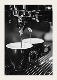 Schwarz-Weiß-Foto einer Espressomaschine mit zwei Kaffeetassen-5