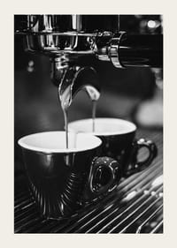 Svartvitt foto av espressomaskin med två kaffekoppar-5