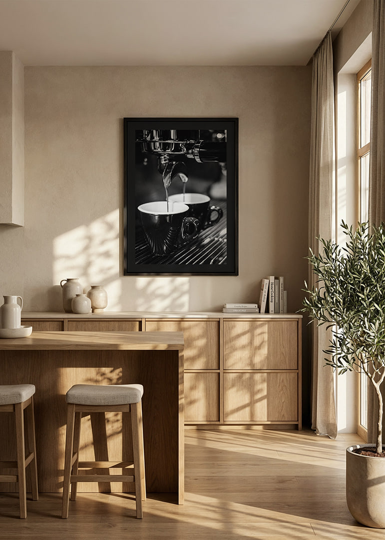 Schwarz-Weiß-Foto einer Espressomaschine mit zwei Kaffeetassen-12