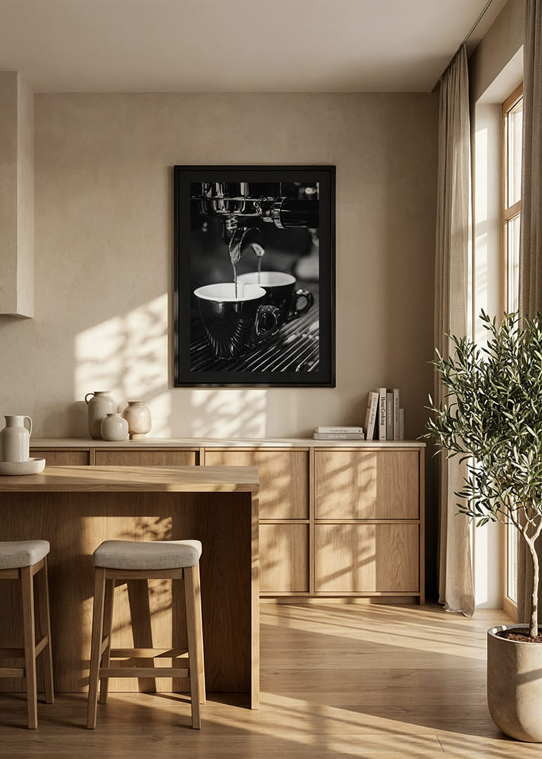 Svartvitt foto av espressomaskin med två kaffekoppar-12