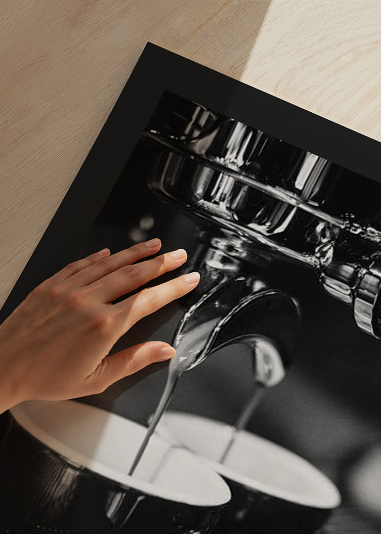 Svartvitt foto av espressomaskin med två kaffekoppar-12