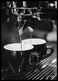 Schwarz-Weiß-Foto einer Espressomaschine mit zwei Kaffeetassen-6