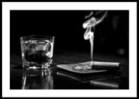 Mustavalkoinen valokuva viskilasista ja tupakoivasta sikarista pöydällä-2