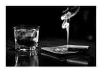 Mustavalkoinen valokuva viskilasista ja tupakoivasta sikarista pöydällä-3