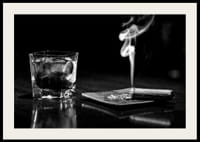 Mustavalkoinen valokuva viskilasista ja tupakoivasta sikarista pöydällä-4