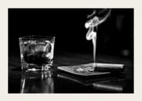 Mustavalkoinen valokuva viskilasista ja tupakoivasta sikarista pöydällä-5